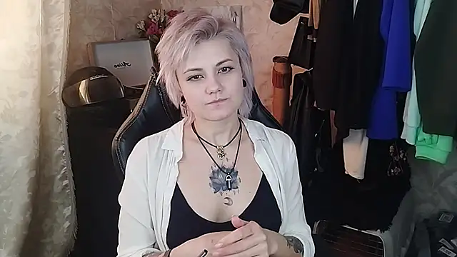 Snapshot of EvaBrownie chatting on 02/18/25, 11:33 EvaBrownie online show from 02/18/25, 11:33