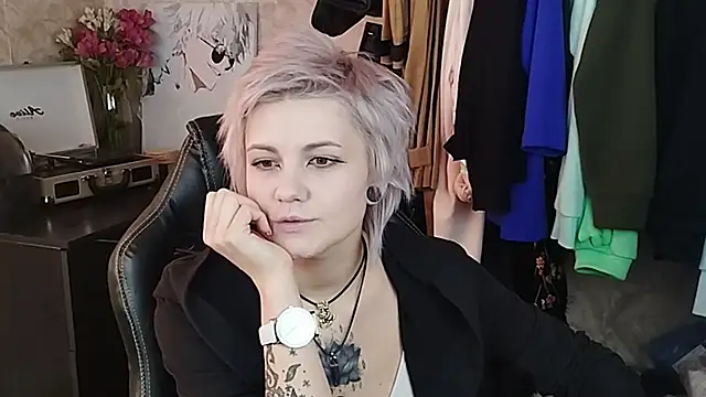 Snapshot of EvaBrownie chatting on 02/19/25, 10:34 EvaBrownie online show from 02/19/25, 10:34