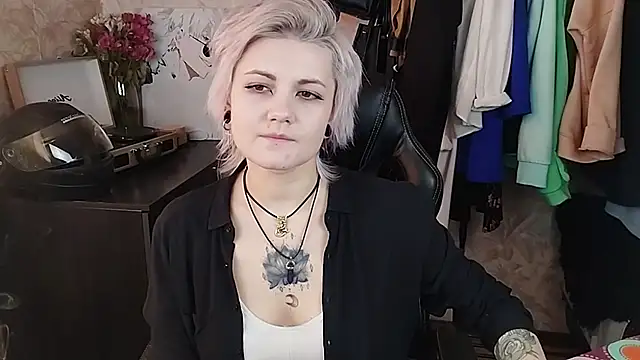 Snapshot of EvaBrownie chatting on 02/22/25, 10:18 EvaBrownie online show from 02/22/25, 10:18