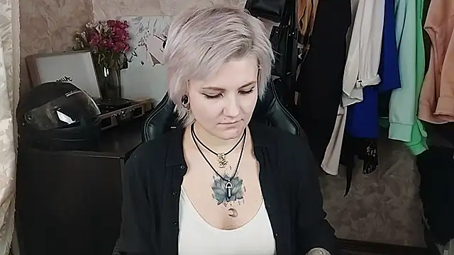 Snapshot of EvaBrownie chatting on 02/22/25, 01:24 EvaBrownie online show from 02/22/25, 01:24