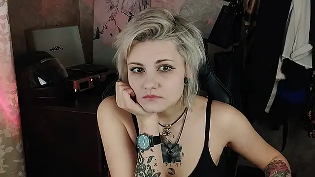 Snapshot of EvaBrownie chatting on 03/05/25, 12:11 EvaBrownie online show from 03/05/25, 12:11