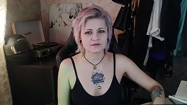 Snapshot of EvaBrownie chatting on 03/08/25, 11:27 EvaBrownie online show from 03/08/25, 11:27