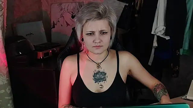 Snapshot of EvaBrownie chatting on 03/08/25, 02:40 EvaBrownie online show from 03/08/25, 02:40