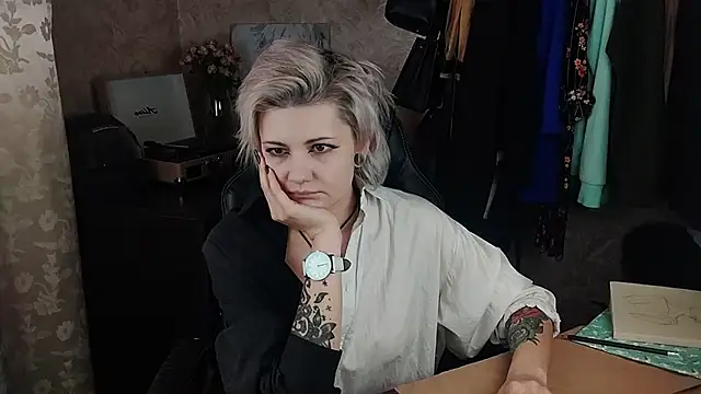 Snapshot of EvaBrownie chatting on 03/13/25, 08:59 EvaBrownie online show from 03/13/25, 08:59