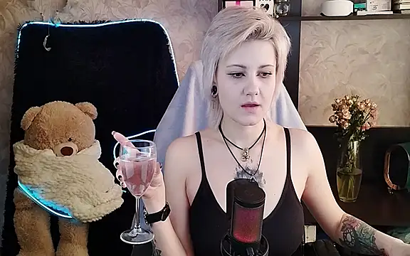 Snapshot of EvaBrownie chatting on 03/16/25, 08:10 EvaBrownie online show from 03/16/25, 08:10