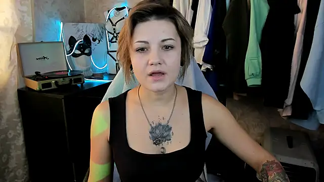 Snapshot of EvaBrownie chatting on 09/20/25, 10:49 EvaBrownie online show from 09/20/25, 10:49