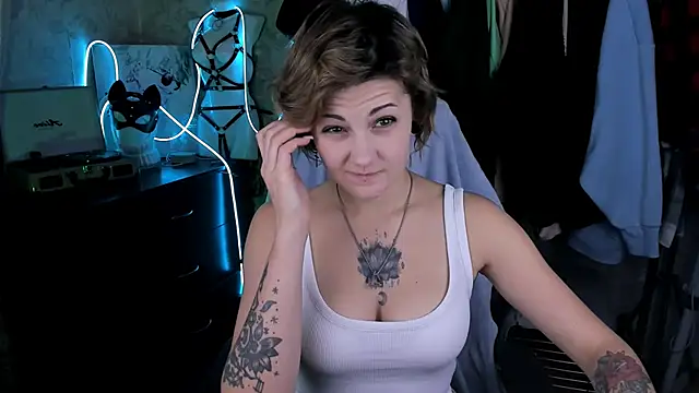 Snapshot of EvaBrownie chatting on 10/21/25, 02:51 EvaBrownie online show from 10/21/25, 02:51