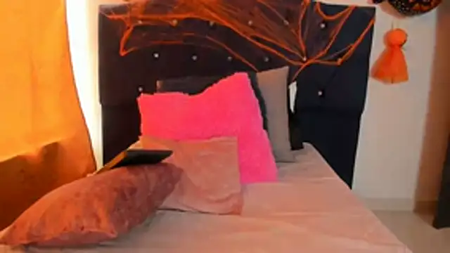 Snapshot of thamara226 chatting on 10/18/25, 02:51 thamara226 online show from 10/18/25, 02:51