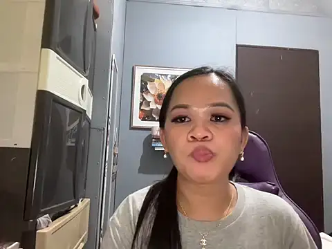 Snapshot of SophiaCourthaway chatting on 11/06/25, 10:54 SophiaCourthaway online show from 11/06/25, 10:54