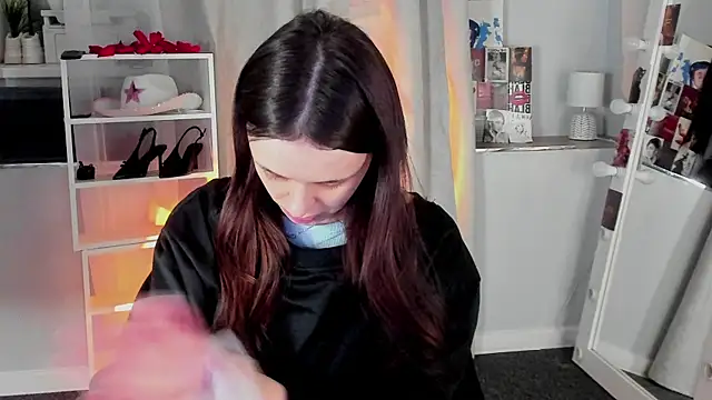 Snapshot of Sahara_Shields chatting on 04/13/26, 07:47 Sahara Shields online show from 04/13/26, 07:47