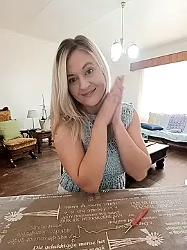 Snapshot of Vintasia chatting on 10/06/25, 10:34 Vintasia online show from 10/06/25, 10:34