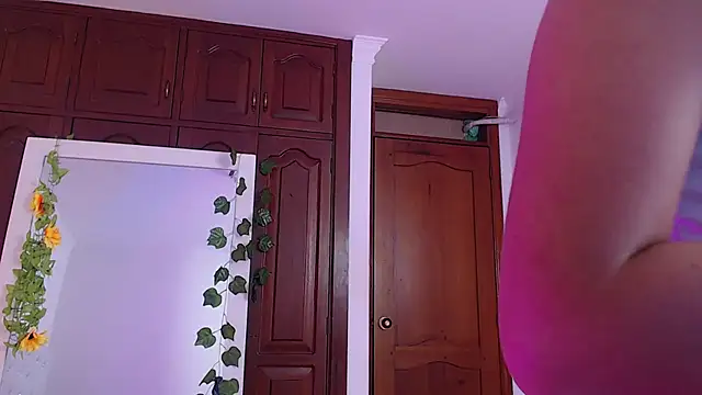 Snapshot of littleslut1 chatting on 02/08/25, 04:36 littleslut1 online show from 02/08/25, 04:36