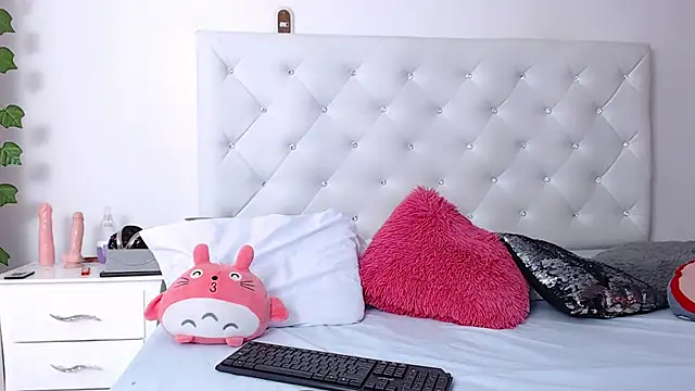 Snapshot of littleslut1 chatting on 03/21/25, 10:50 littleslut1 online show from 03/21/25, 10:50