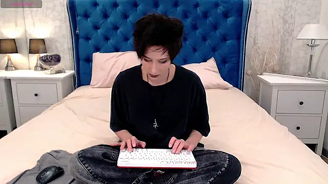 Snapshot of via_mayer_ chatting on 10/26/25, 02:56 via mayer online show from 10/26/25, 02:56