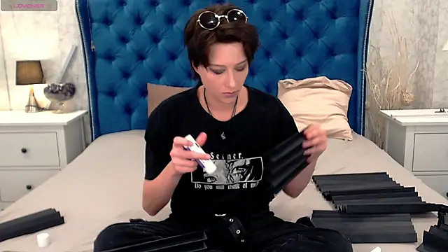 Snapshot of via_mayer_ chatting on 11/10/25, 03:22 via mayer online show from 11/10/25, 03:22