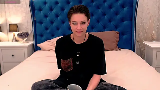 Snapshot of via_mayer_ chatting on 11/18/25, 03:12 via mayer online show from 11/18/25, 03:12