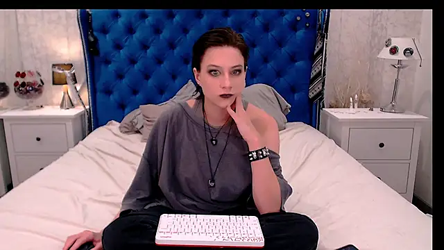 Snapshot of via_mayer_ chatting on 12/05/25, 08:45 via mayer online show from 12/05/25, 08:45