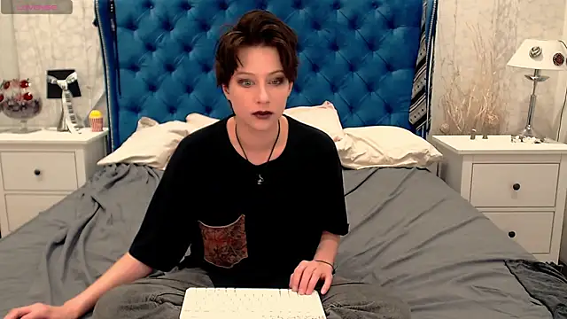 Snapshot of via_mayer_ chatting on 12/15/25, 08:35 via mayer online show from 12/15/25, 08:35