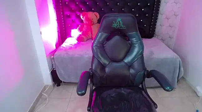 Snapshot of madelein_m chatting on 01/28/25, 01:29 madelein m online show from 01/28/25, 01:29