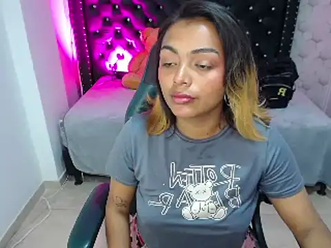 Snapshot of madelein_m chatting on 02/07/25, 07:06 madelein m online show from 02/07/25, 07:06