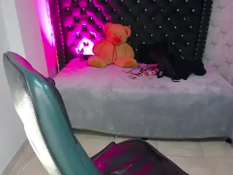 Snapshot of madelein_m chatting on 02/08/25, 03:53 madelein m online show from 02/08/25, 03:53