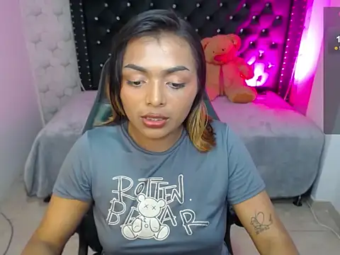 Snapshot of madelein_m chatting on 02/21/25, 01:44 madelein m online show from 02/21/25, 01:44