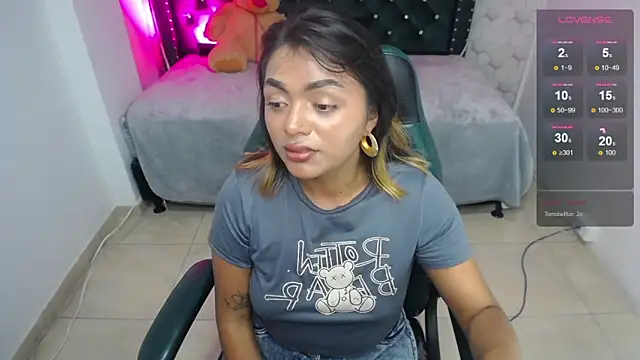 Snapshot of madelein_m chatting on 02/27/25, 10:42 madelein m online show from 02/27/25, 10:42