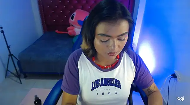 Snapshot of madelein_m chatting on 03/19/25, 07:27 madelein m online show from 03/19/25, 07:27