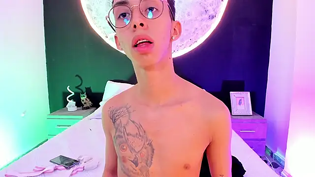 Snapshot of EthaanCox chatting on 02/19/25, 02:33 EthaanCox online show from 02/19/25, 02:33