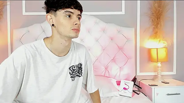 Snapshot of connor_and_angel chatting on 02/05/25, 04:25 connor and angel online show from 02/05/25, 04:25