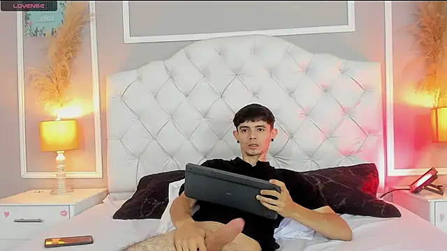 Snapshot of connor_and_angel chatting on 02/08/25, 02:16 connor and angel online show from 02/08/25, 02:16