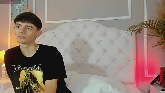 Snapshot of connor_and_angel chatting on 03/03/25, 05:18 connor and angel online show from 03/03/25, 05:18