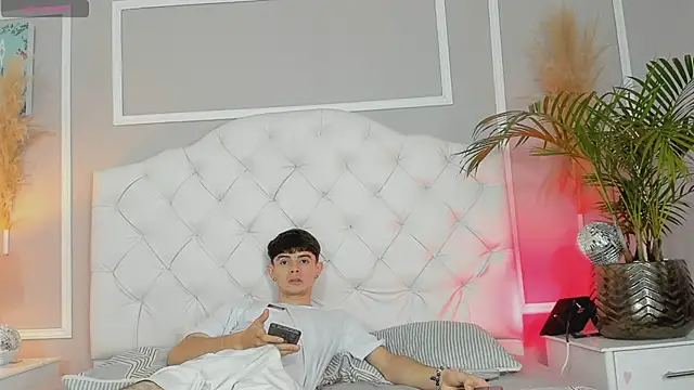 Snapshot of connor_and_angel chatting on 03/19/25, 04:34 connor and angel online show from 03/19/25, 04:34