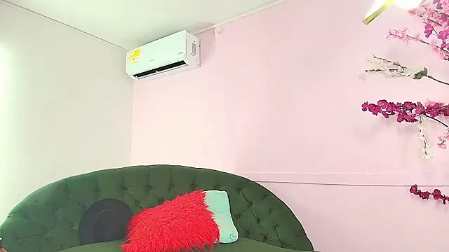 Snapshot of scarlette69 chatting on 02/12/25, 12:48 scarlette69 online show from 02/12/25, 12:48