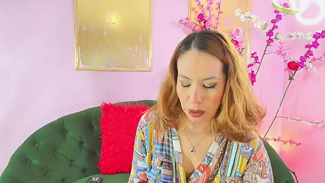 Snapshot of scarlette69 chatting on 12/04/25, 07:44 scarlette69 online show from 12/04/25, 07:44