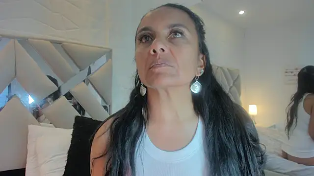 Snapshot of raquell_moore chatting on 02/09/25, 10:43 raquell moore online show from 02/09/25, 10:43