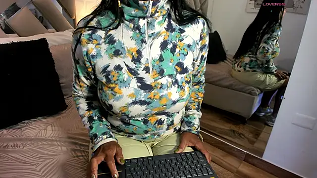 Snapshot of raquell_moore chatting on 10/11/25, 11:09 raquell moore online show from 10/11/25, 11:09