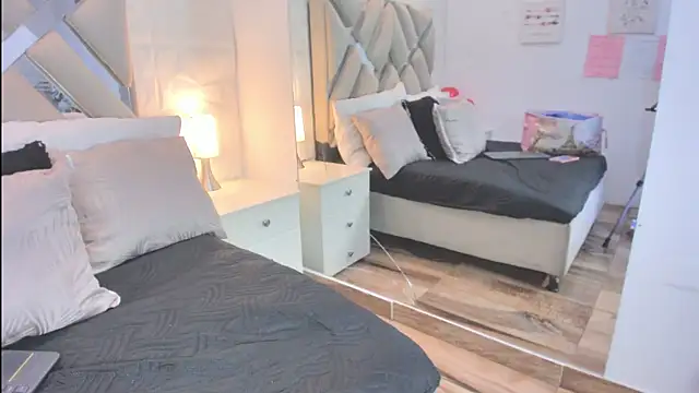 Snapshot of raquell_moore chatting on 03/28/26, 02:27 raquell moore online show from 03/28/26, 02:27