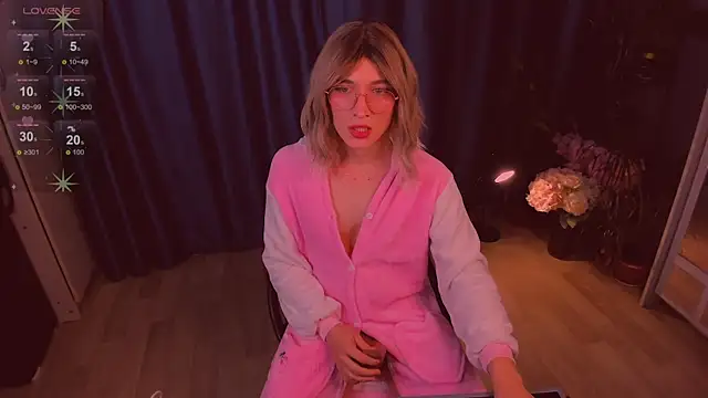 Snapshot of foxy_jpg chatting on 10/14/25, 09:43 foxy jpg online show from 10/14/25, 09:43