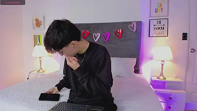 Snapshot of ethan_and_ava chatting on 02/25/25, 01:39 ethan and ava online show from 02/25/25, 01:39