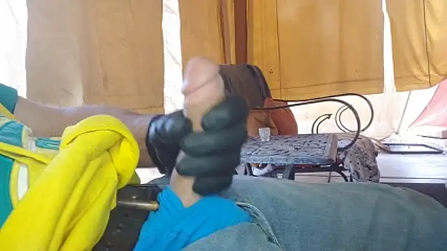 Snapshot of bwcbeat83 chatting on 04/17/26, 12:57 bwcbeat83 online show from 04/17/26, 12:57