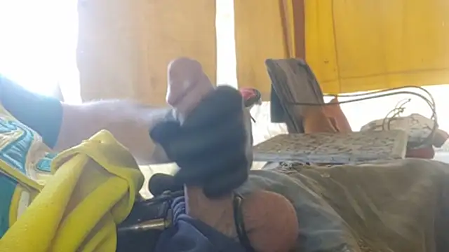 Snapshot of bwcbeat83 chatting on 04/19/26, 09:28 bwcbeat83 online show from 04/19/26, 09:28