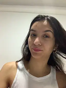 Snapshot of Bella_still chatting on 11/07/25, 01:22 Bella still online show from 11/07/25, 01:22