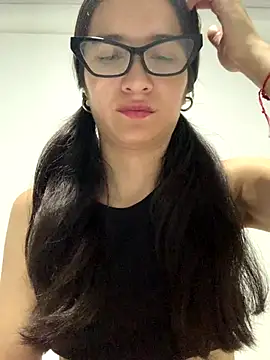 Snapshot of Bella_still chatting on 11/11/25, 12:38 Bella still online show from 11/11/25, 12:38