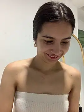 Snapshot of Bella_still chatting on 12/01/25, 01:16 Bella still online show from 12/01/25, 01:16