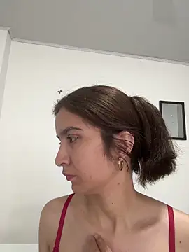 Bella still online show from 02/04/26, 01:39