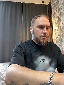 Snapshot of _XxX-XxX_ chatting on 09/11/25, 09:42  XxX-XxX  online show from 09/11/25, 09:42