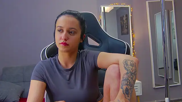 Snapshot of Eva_Lovvia_ chatting on 02/04/25, 01:23 Eva Lovvia  online show from 02/04/25, 01:23