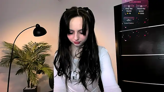 Snapshot of Noirael chatting on 04/18/26, 01:15 Noirael online show from 04/18/26, 01:15