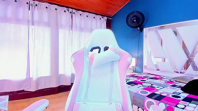 Snapshot of Alondra_Cutie chatting on 03/11/25, 06:30 Alondra Cutie online show from 03/11/25, 06:30